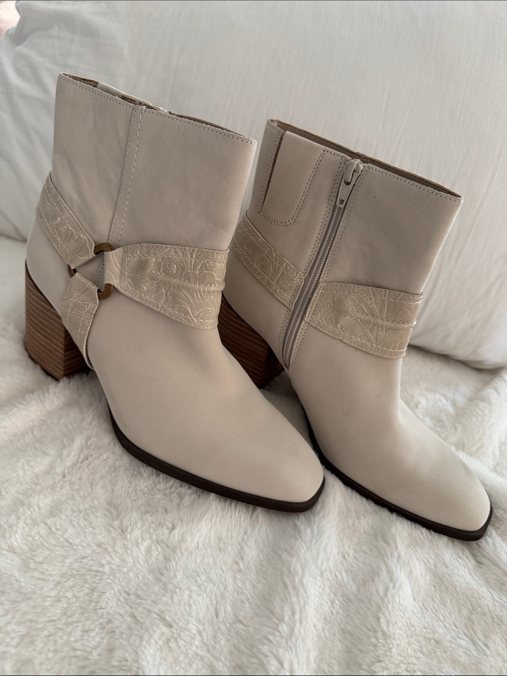 Women’s Cream Ankle Boots with Embossed Strap VIONIC  SUEDE